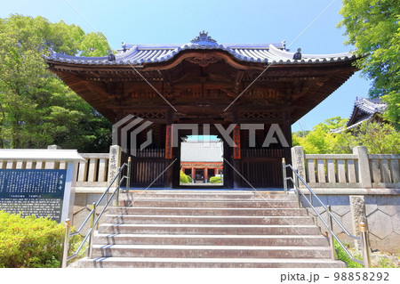 【香川県】四国霊場「第84番札所」晴天の屋島寺（四天門） 98858292