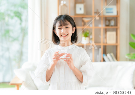 水を飲む女の子 98858543