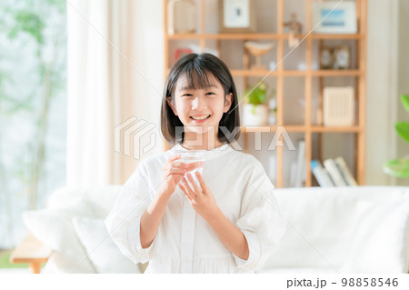 水を飲む女の子 98858546