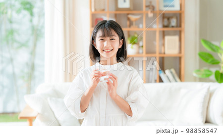 水を飲む女の子 水を飲む女の子 98858547