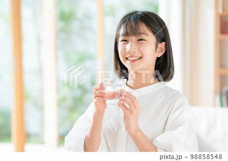 水を飲む女の子 98858548