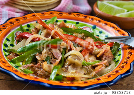 メキシコ料理のアランブレ・デ・レス 98858718