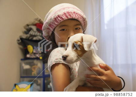 犬を抱く女の子 犬を抱く女の子 98858752