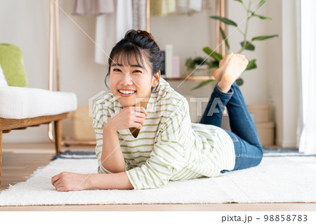 リビングでくつろぐ若い女性 リビングでくつろぐ若い女性 98858783