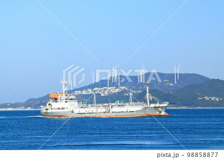 【徳島県】観潮船から見たCEF南あわじウインドファームとLPG船（風力発電所） 98858877