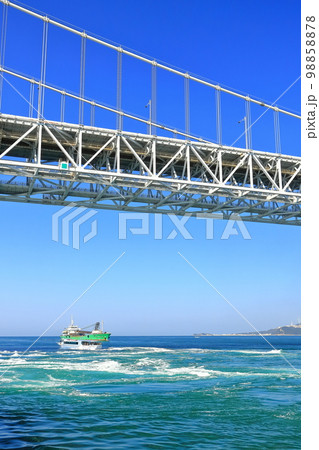 【徳島県】観潮船から眺めた大鳴門橋と渦潮（鳴門の渦潮） 98858878