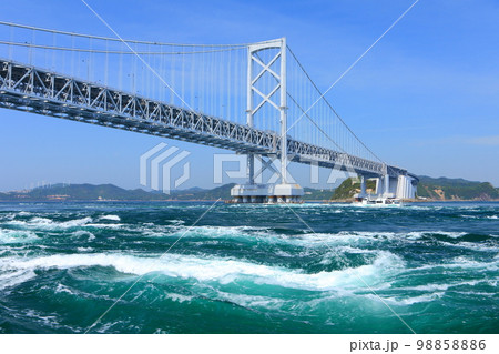 【徳島県】観潮船から眺めた大鳴門橋と渦潮（鳴門の渦潮） 98858886