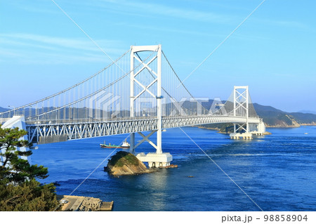 【徳島県】大鳴門橋と渦潮（鳴門の渦潮） 98858904