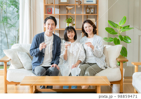 美味しい水を飲む家族 98859471