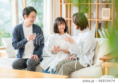 美味しい水を飲む家族 美味しい水を飲む家族 98859474