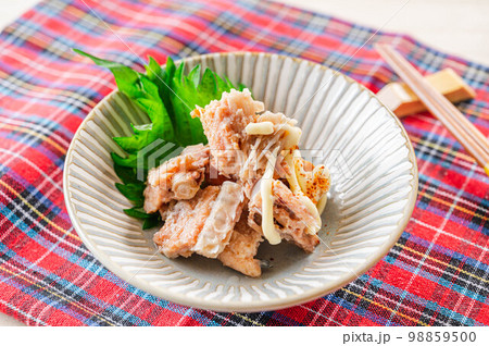 和食器に盛った鮭の中骨缶詰 98859500