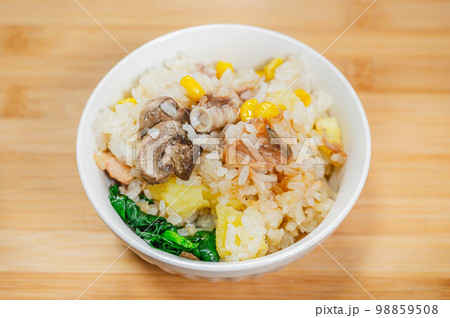 鮭の中骨とジャガイモの炊き込みピラフ 98859508