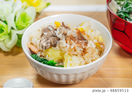 炊込みピラフと味噌汁 98859513