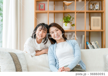 仲良し親子 笑顔 仲良し親子 笑顔 98860091