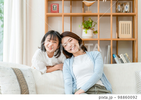 仲良し親子　笑顔 98860092