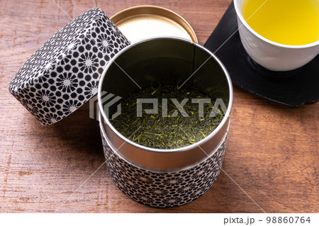 煎茶と茶筒 98860764