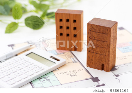 マンションと住宅図面と電卓 マンションと住宅図面と電卓 98861165