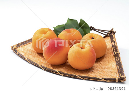 扇形のざるに盛ったあんず 扇形のざるに盛ったあんず 98861391