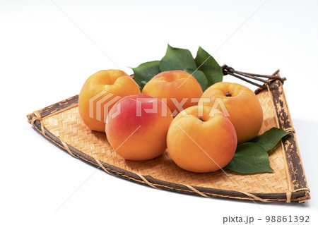 扇形のざるに盛ったあんず 扇形のざるに盛ったあんず 98861392