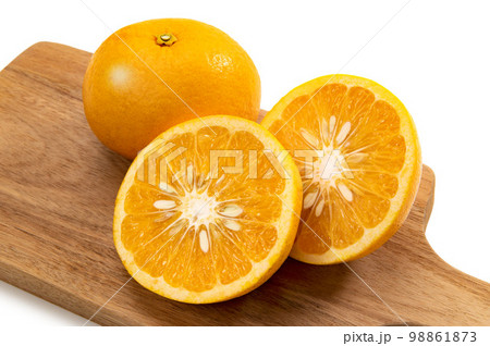 鹿児島県名産の柑橘類、紅甘夏 98861873