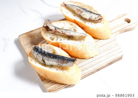 オイルサーディンの缶詰とバゲット 98861903