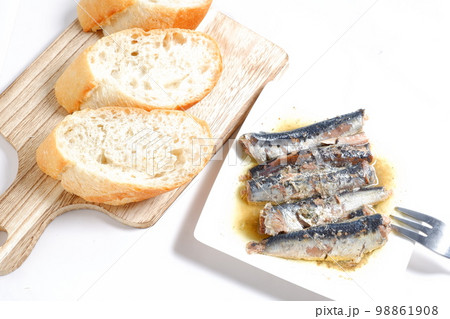 オイルサーディンの缶詰とバゲット 98861908