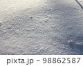 積雪に太陽光 98862587