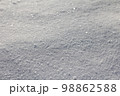 積雪に太陽光 98862588