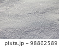 積雪に太陽光 98862589