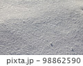積雪に太陽光 98862590