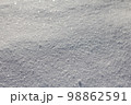 積雪に太陽光 98862591