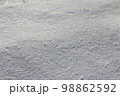 積雪に太陽光 98862592