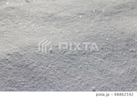 積雪に太陽光 98862592