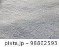 積雪に太陽光 98862593