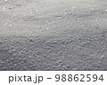 積雪に太陽光 98862594