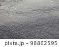 積雪に太陽光 98862595