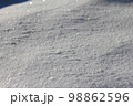 積雪に太陽光 98862596