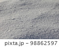 積雪に太陽光 98862597