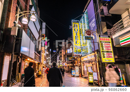 日本の東京都市景観 池袋駅西口・中央通り 西一番街などを望む。白看板、ホテル… 日本の東京都市景観 池袋駅西口・中央通り 西一番街などを望む。白看板、ホテル… 98862660