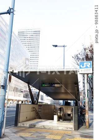 地下を走るJR東西線の北新地駅出入口、エスカレーターが設置されている 98863411
