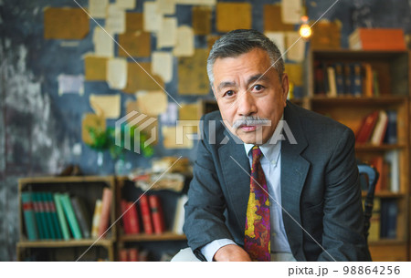シニア男性ポートレート 98864256