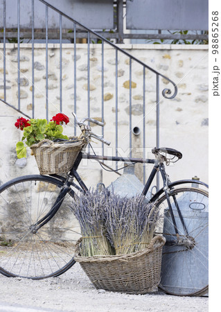 still life with bicycle in Provence, France 98865268