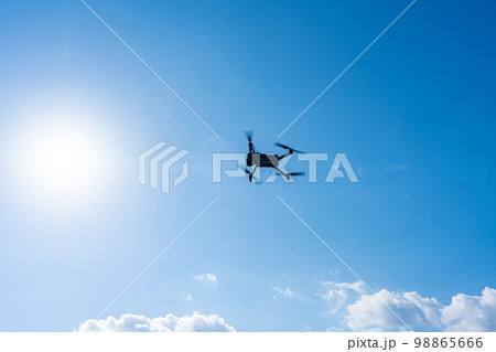ドローンと青空 98865666