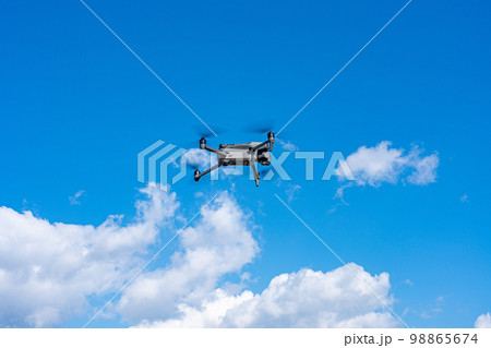 ドローンと青空 ドローンと青空 98865674