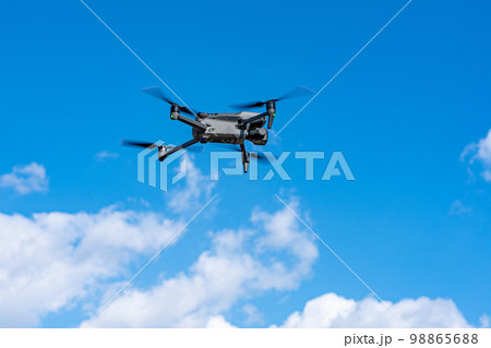 ドローンと青空 ドローンと青空 98865688