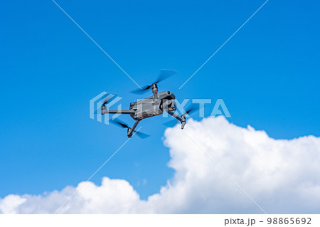 ドローンと青空 ドローンと青空 98865692