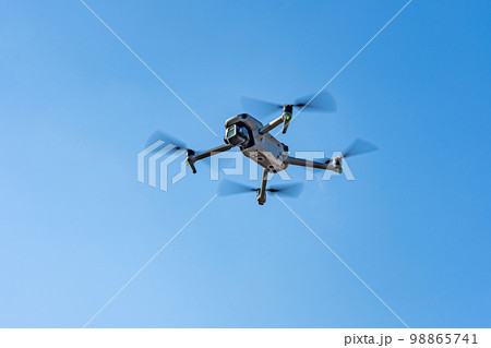 ドローンと青空 98865741