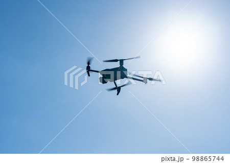 ドローンと青空 98865744