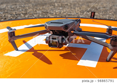 ドローンとランディングパッド ドローンとランディングパッド 98865791