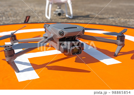 ドローンとランディングパッド 98865854